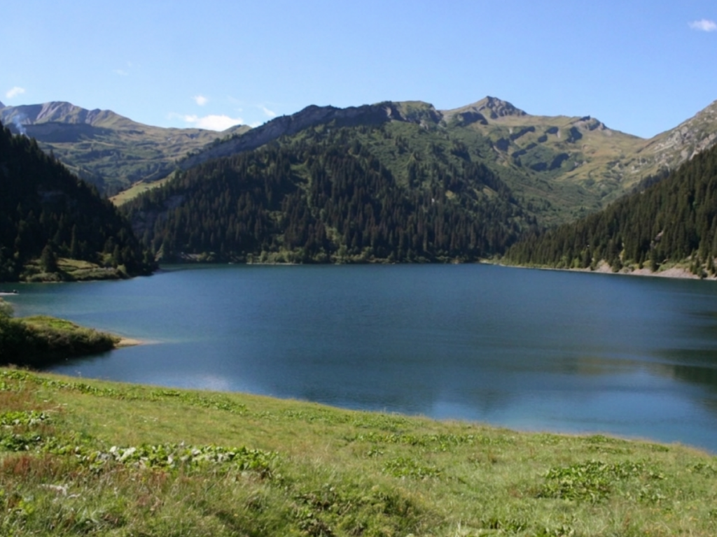 Le lac de Saint Guerin est unique dans le Beaufortain avec son barrage.