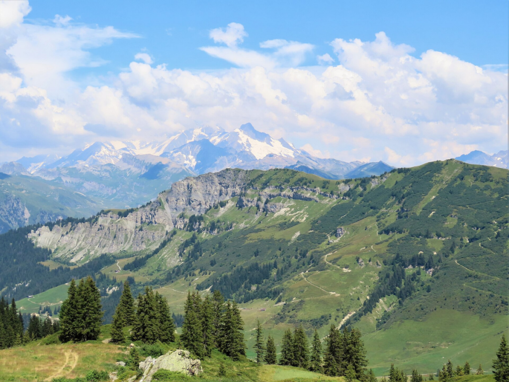La vue unique depuis la Roche Parstire sur le Mont Blanc