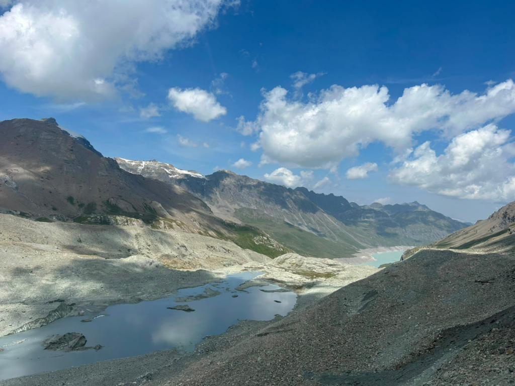 Au fond à droite se trouve le barrage de Dixence, visible depuis la pas de chèvre ou la cabane de Dix
