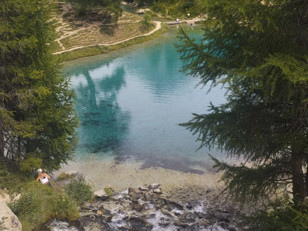 le lac bleu d'Arolla est devenu une destination primé sur les réseaux sociaux comme Instagram, grace à son bleu très spécial
