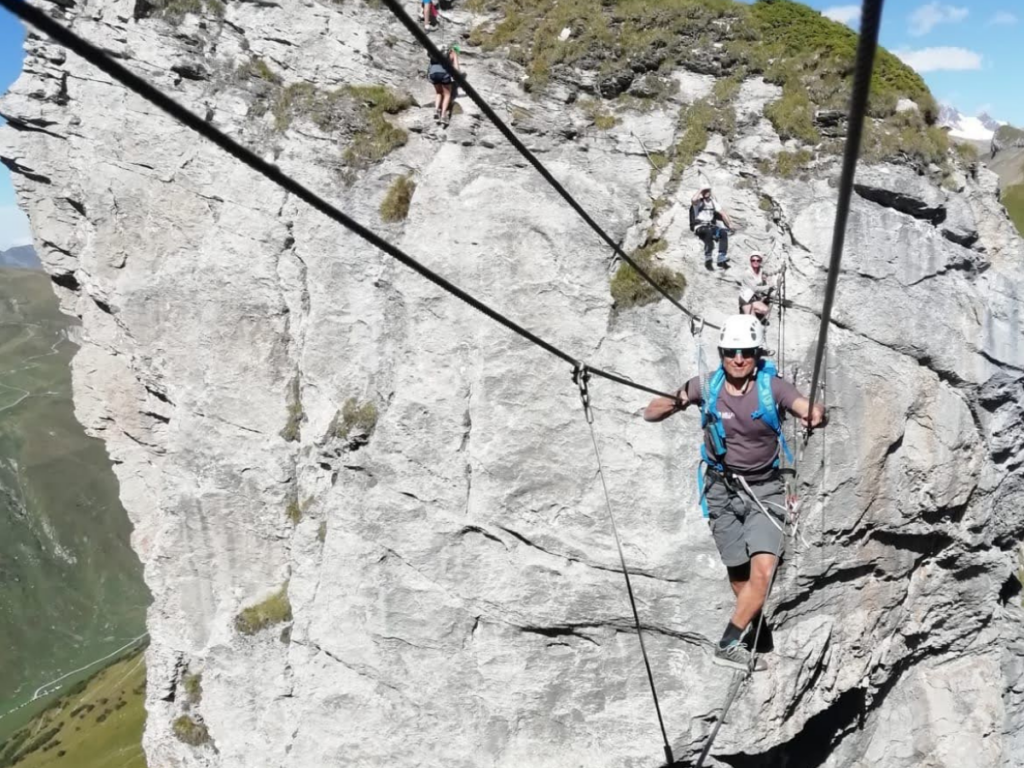 La traversée du pont de singe suspendu de la Via ferrata du Roc des vents est un moment fort da randonnée dans le Beaufortain