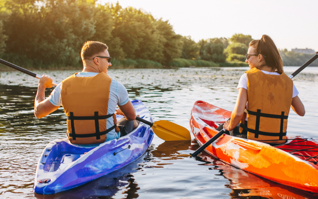 un homme et une femme navigue sur une rivière en canoe