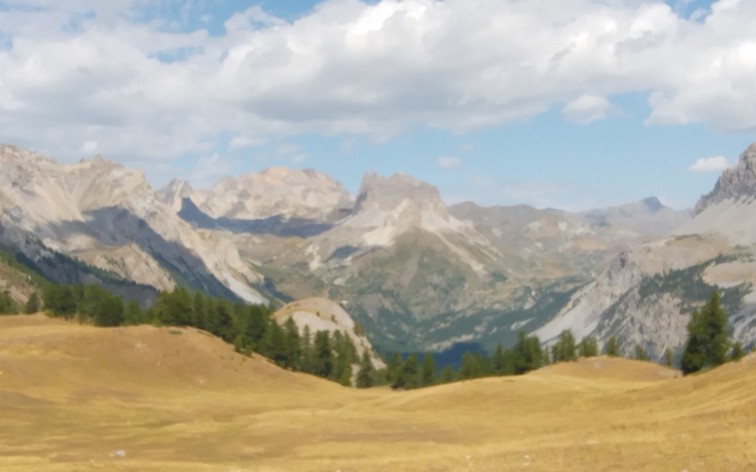 vue sur les montagnes environnantes dont le Mont Thabor depuis le lac de Chatillon