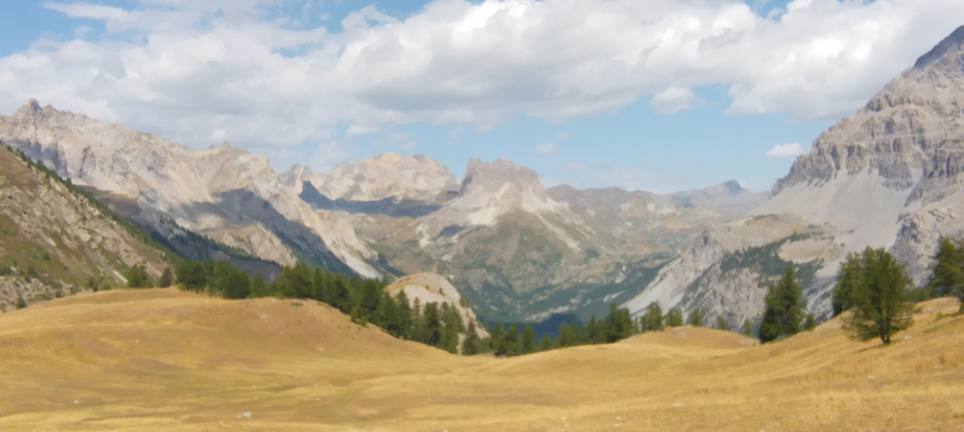 header-nevache-Thabor-Cerces©We-Rando vue sur les montagnes environnantes dont le Mont Thabor depuis le lac de Chatillon