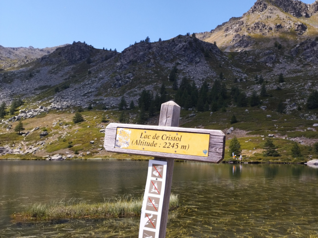 lac d'altitude et panneau nommant le lac de Cristol altitude 2245 m