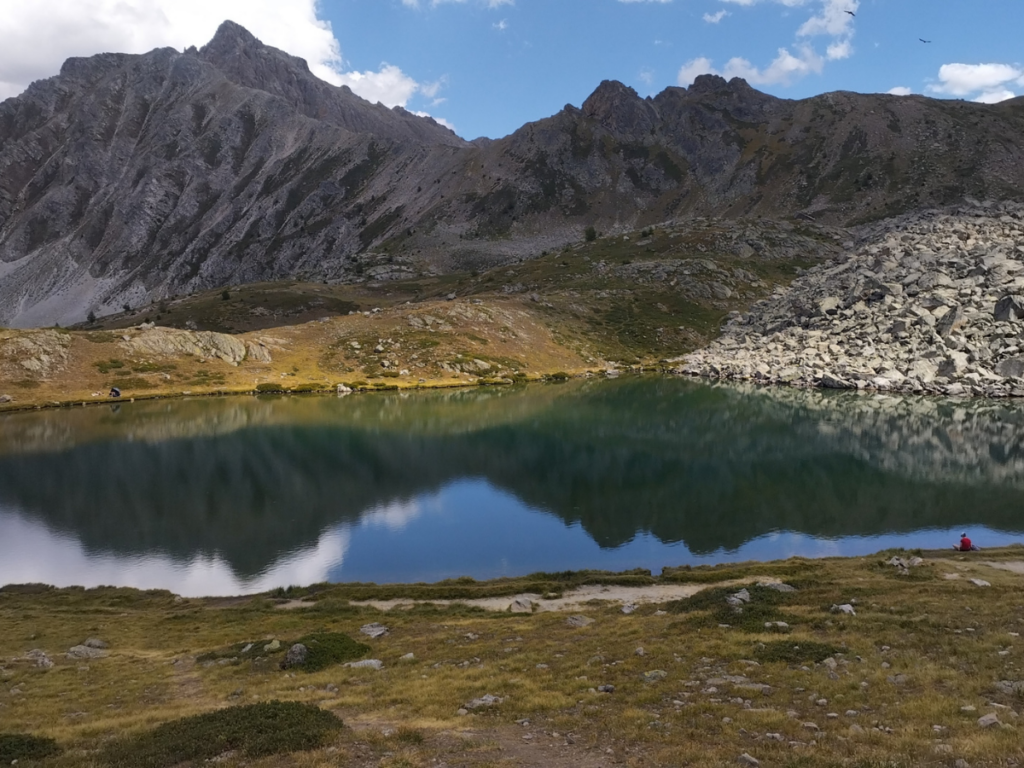 lac d'Oule avec les montagnes qui se reflètent dans ses eaux tranquilles.