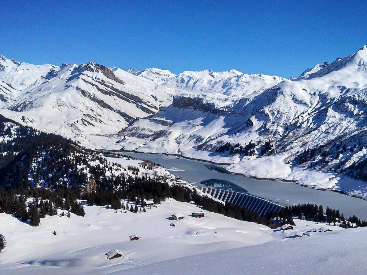 vue superbe sur le barrage de Roselend et les sommets dans le Beaufortain