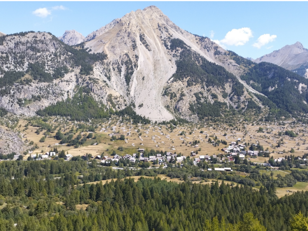 vue plongeante sur le fond de la vallée de Nevache, Clarée