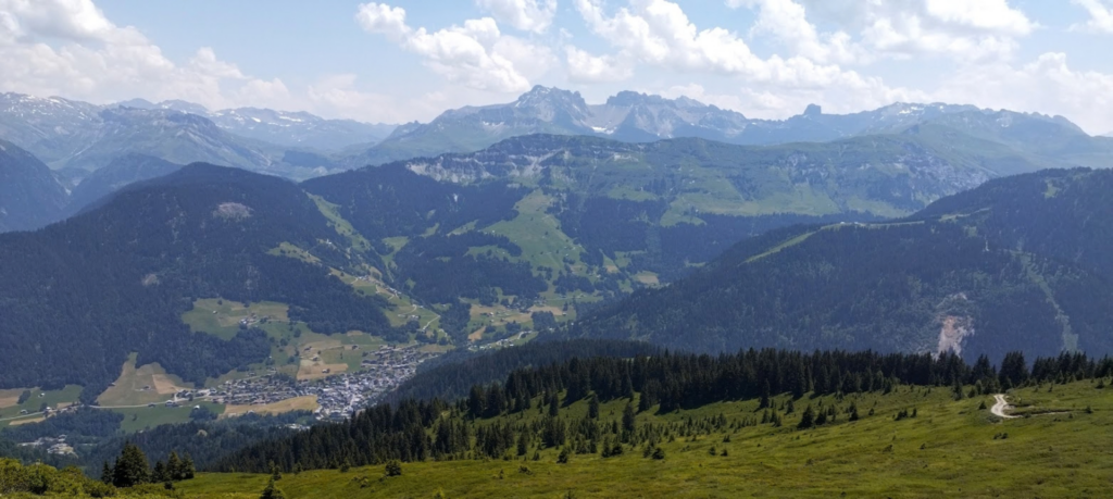 panorama-beaufortain©We-Rando vue panoramique sur le Beaufortain et le village du Planay