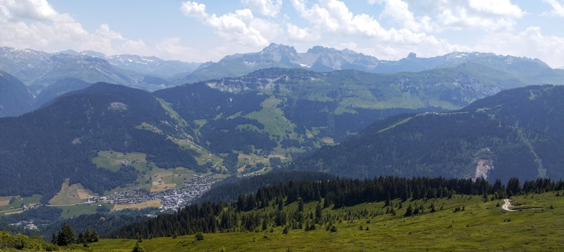 vue panoramique sur le Beaufortain et le village du Planay