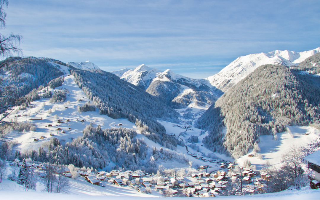vue sur le village de Areches, enneigé entouré des montagnes du Beaufortain