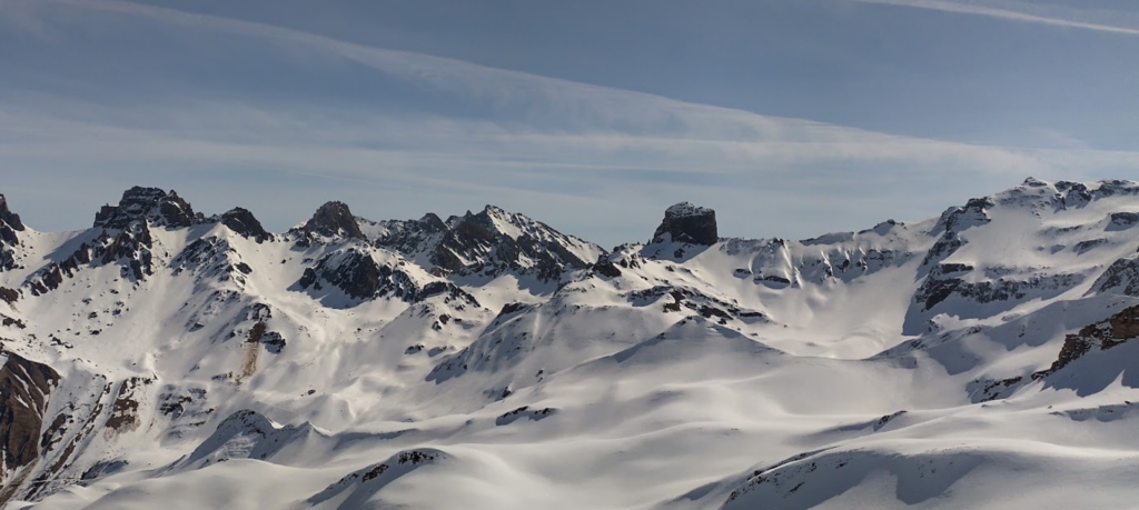 Header-Pierra-Menta©We-Rando La Pierra Menta avec sa forme carré est facilement reconnaissable dans les sommets du Beaufortain