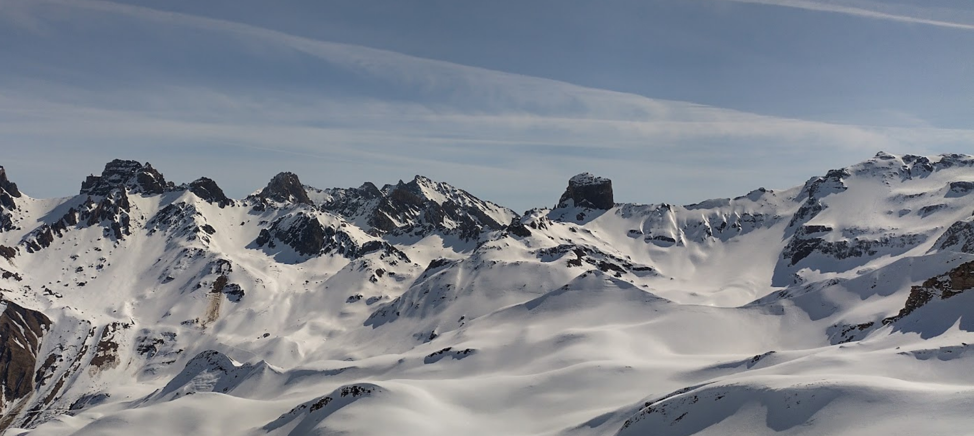 Header-Pierra-Menta©We-Rando La Pierra Menta avec sa forme carré est facilement reconnaissable dans les sommets du Beaufortain