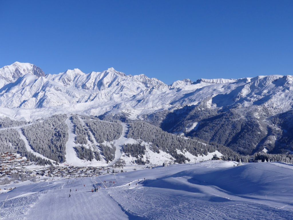 Vue depuis les pistes des Saisies sur le Mont Blanc et le massif du Beaufortain