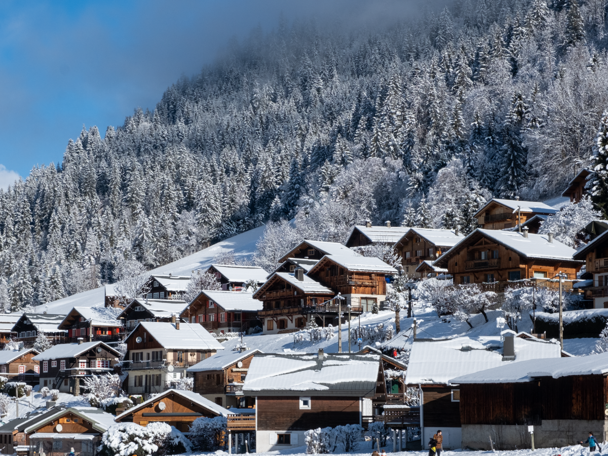 les chalets en bois sont nombreux à Arêches dans le Beaufortain