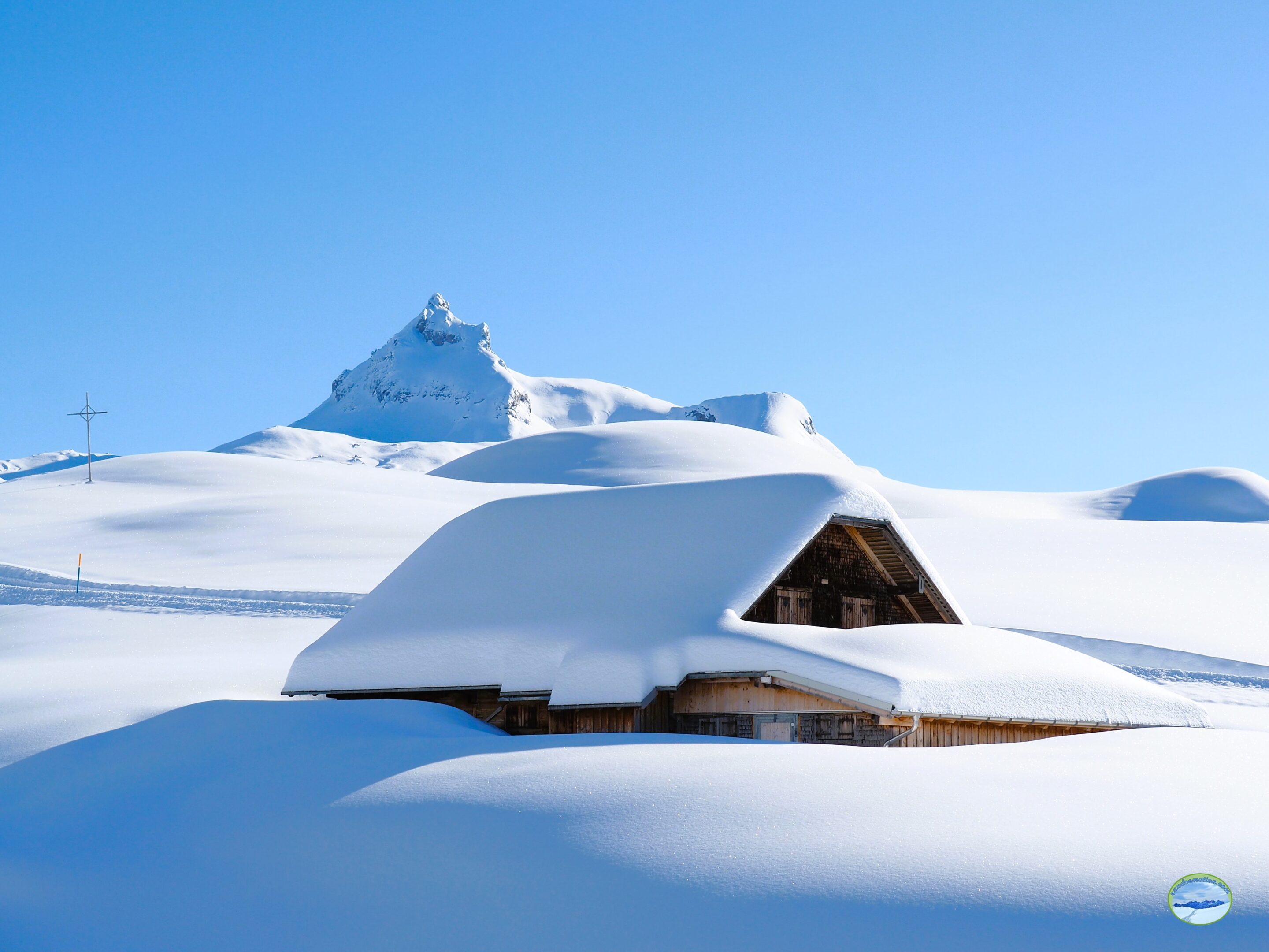 Chalet isolé et enneigé en hiver