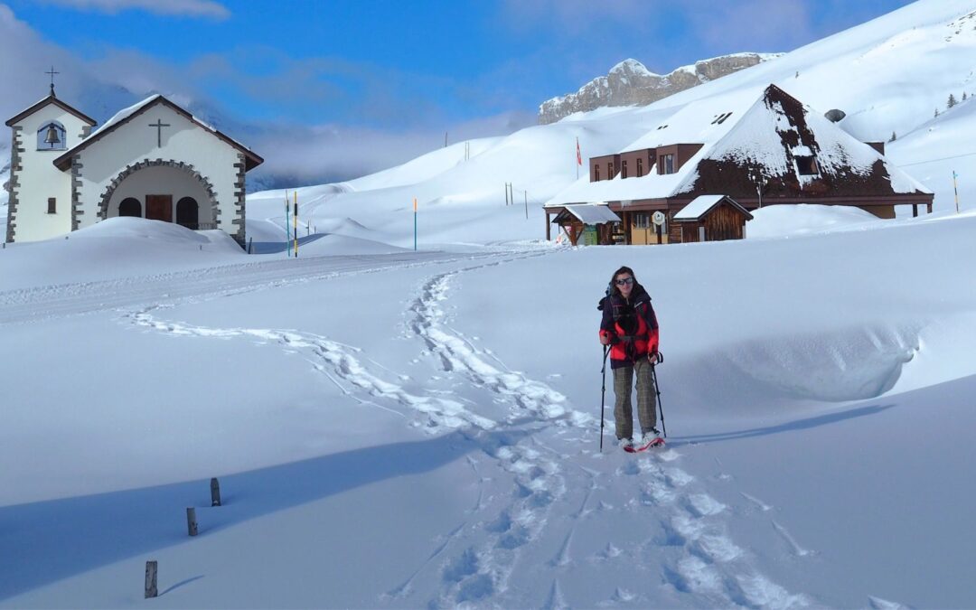 Randonneur en hiver en suisse autour du hameau de Tannalp