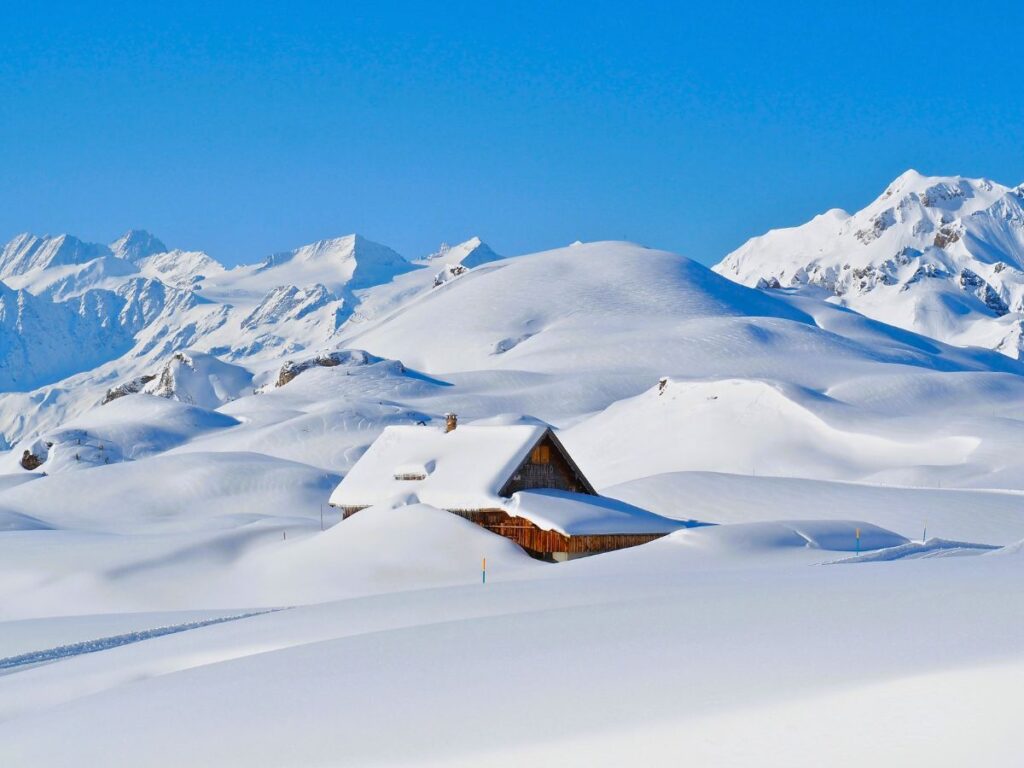 Sommets enneigés de la suisse - la région du Gruyère, maison isolée sous la neige