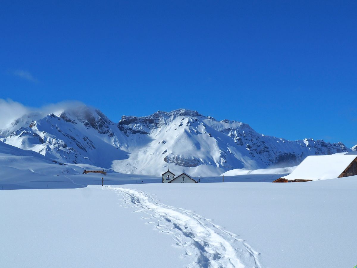 Hameau de Tannalp en hiver sous la neige