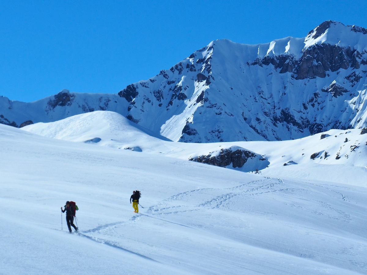 marcheur en raquettes dans la neige fraiche