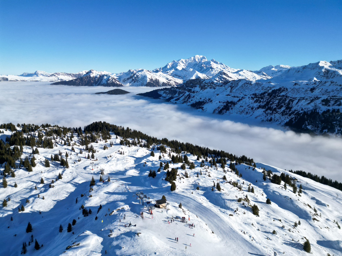 la mer de nuage s'accroche dans les vallées. vue sur le Mont Blanc