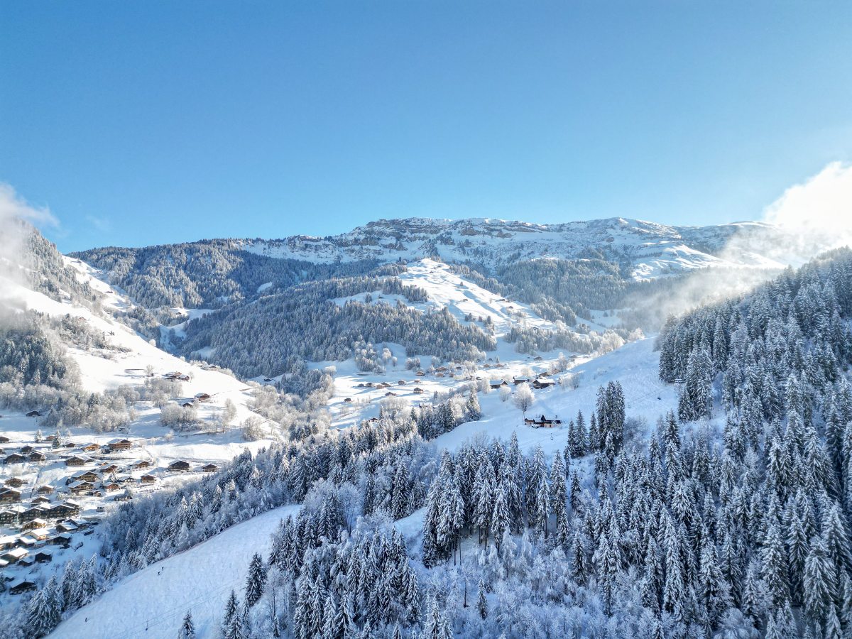 vue sur Arêches et les montagnes du Beaufortain autour