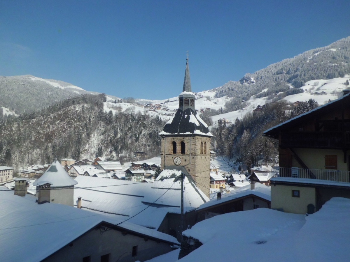 Eglise et coeur de village de Beaufort dans le Beaufortain en hiver