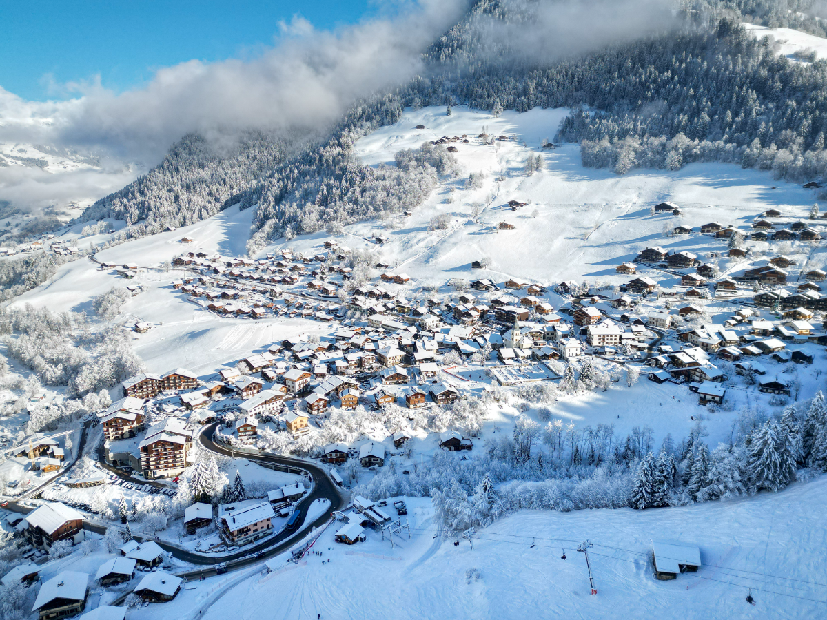 vue aérienne du village d'Arêches dans le Beaufortain