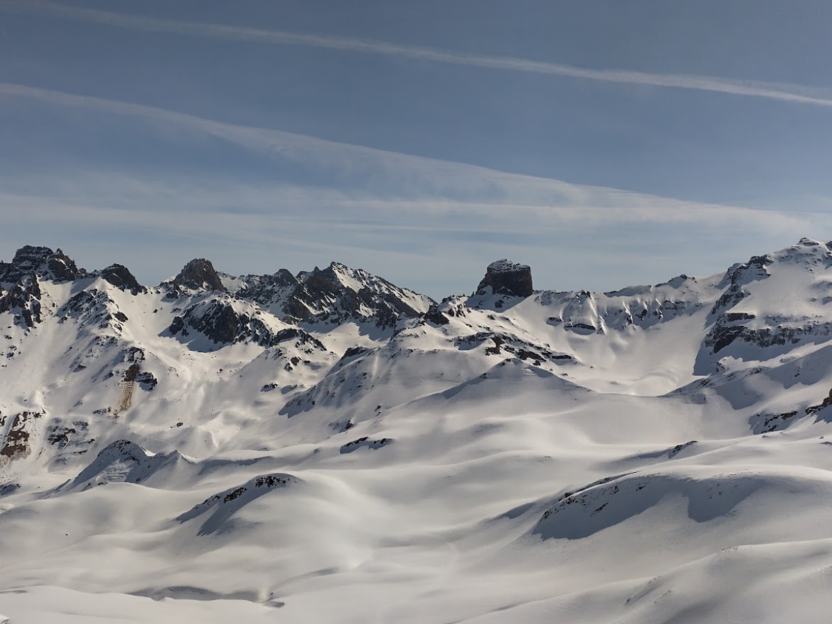 Vue sur la Pierra Menta depuis le lac d'amour en hiver dans le Beaufortain